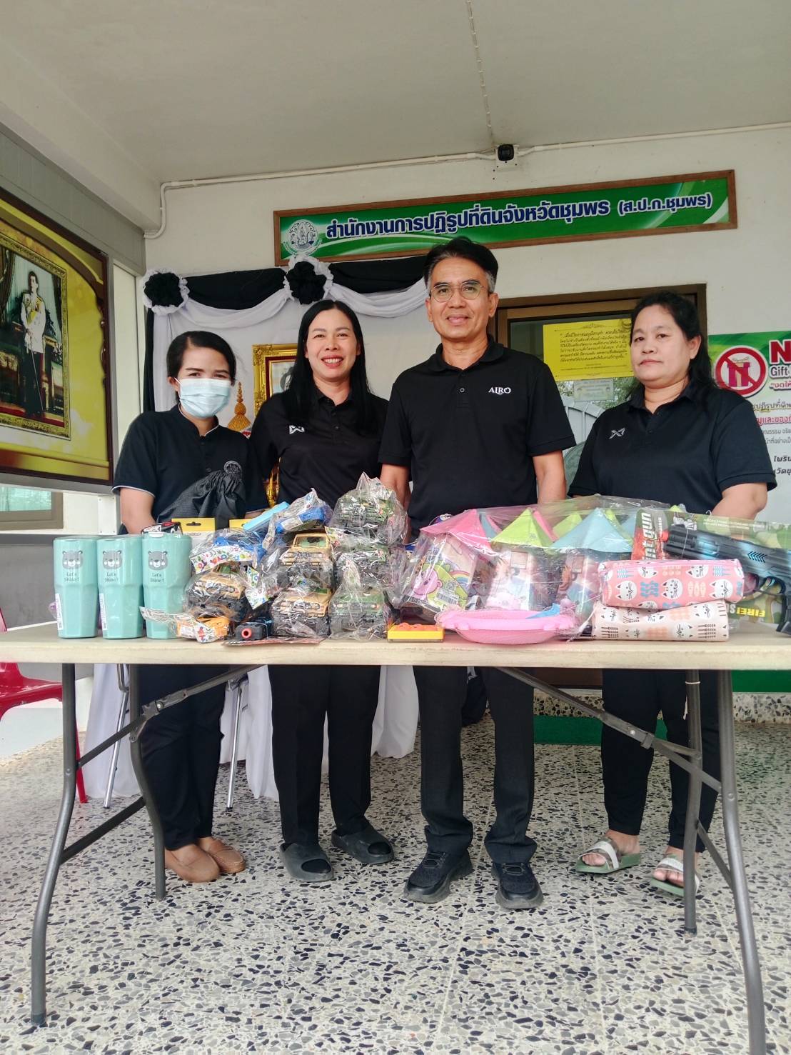 title - วันพุธที่ 7 มกราคม พ.ศ. 2569 นายนิกร ไพริน ปฏิรูปที่ดินจังหวัดชุมพร มอบของขวัญ ของรางวัล ให้กับพิพิธภัณฑสถานแห่งชาติ ชุมพร ใช้สำหรับแจกแก่ผู้ที่เข้าร่วมกิจกรรมวันเด็กแห่งชาติประจำปี พ.ศ.2569